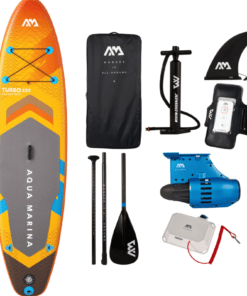 Oranssinnsävyinen Aqua Marina AMGO 320 SUP-lauta, Bluedrive S -sähkömoottori ja varusteet valkoisella taustalla