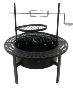Musta pyöreä Black Flame Rotisserie ulkotulisija reikäisellä laskutasolla, grillausritilöillä ja paistovartaalla valkoisella taustalla