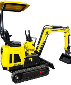 Keltainen Komator LX100D 1,0T minikaivinkone katoksella, kaivukauhalla ja puskulevyllä valkoisella taustalla