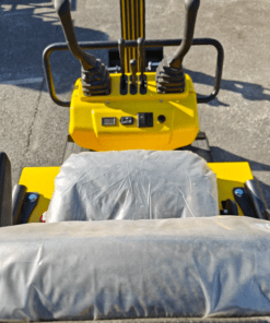 Alternative view of Komator LX100D 1,0T minikaivinkone – Nykyaikainen ja monikäyttöinen minikaivuri EURO 5 -diesel, 1000 kg, pikakiinnike + 3 kauhaa