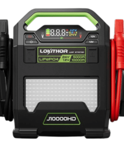 Lokithor J10000HD 12/24V LiFePO4 apukäynnistin mustalla muovikotelolla, digitaalisella näytöllä, vihreillä yksityiskohdilla, kirkkaalla LED-valopaneelilla sekä punaisilla ja mustilla käynnistyskaapeleilla varustettuna