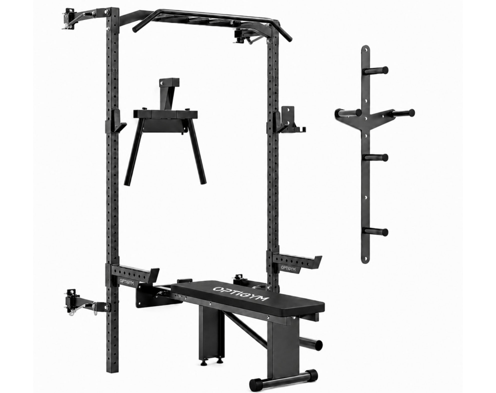 Musta OptiGym seinään kiinnitettävä ja taittuva kyykkyteline penkillä ja varusteilla valkoisella taustalla