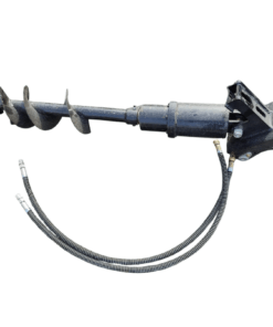 Musta Tiermann hydraulinen maapora S30/150 kiinnityksellä ja hydrauliletkuilla valkoisella taustalla