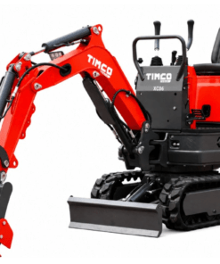 Punainen Timco XC06 0,6 t mikrokonsolin minikaivinkone kaivukauhalla ja puskulevyllä valkoisella taustalla