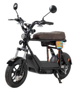 Musta Kontio e Manki sähkömopo etuviistosta kuvattuna; näkyvissä musta runko, ruskea tikattu satula, peilit, etuvalo, levyjarru ja värikäs Kontio e Manki -kyltti