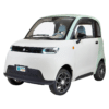 Kaksivärinen vaaleanvihreä-valkoinen,Beige/Green, Kontio GreenBear -sähkömopoauto etuviistosta kuvattuna; näkyvissä alumiinivanteet, modernit LED-valot ja suuri tuulilasi.