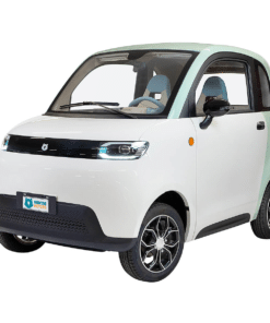 Kaksivärinen vaaleanvihreä-valkoinen,Beige/Green, Kontio GreenBear -sähkömopoauto etuviistosta kuvattuna; näkyvissä alumiinivanteet, modernit LED-valot ja suuri tuulilasi.